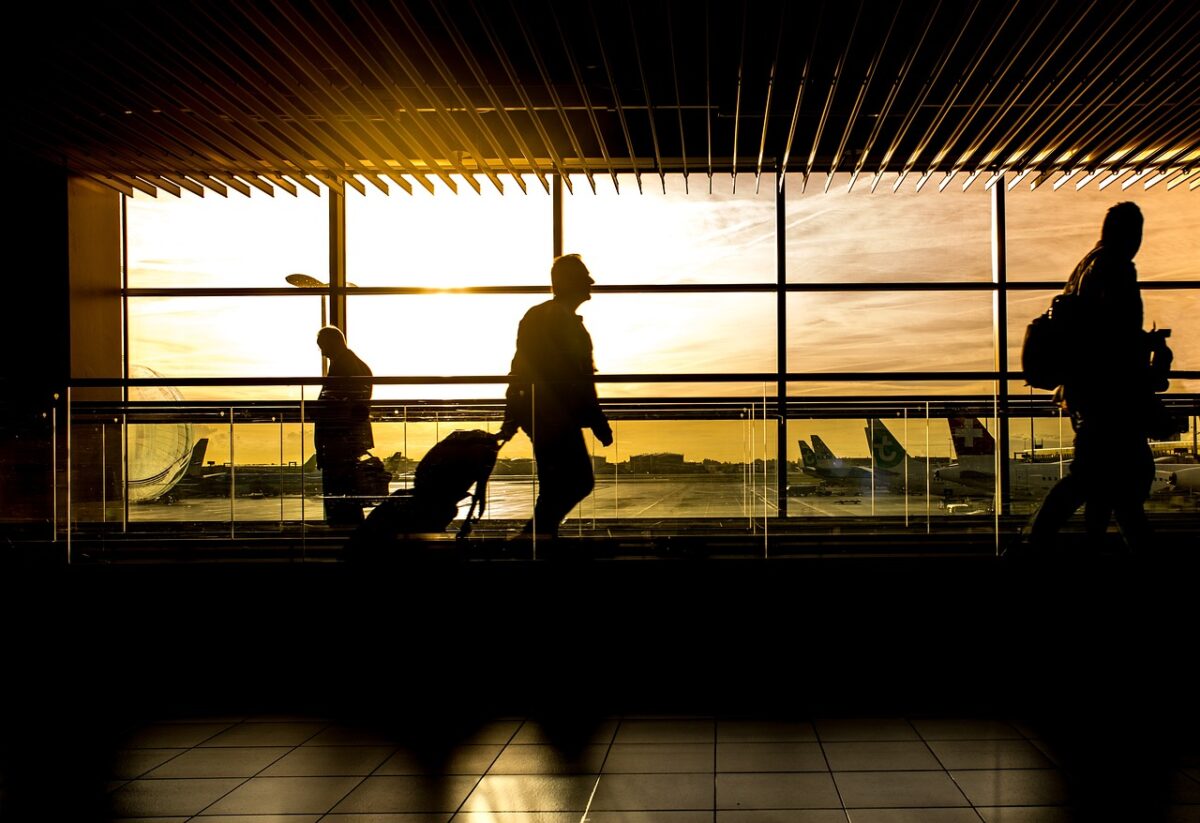 Un cetățean român a vrut să se sinucidă pe aeroportul Otopeni. A folosit o lamă pe care o ascunsese în gură