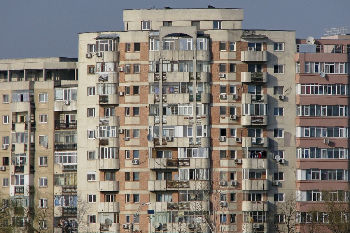 Un bărbat din Ploieşti şi-a cumpărat 3 apartamente cu 135.000 de euro, dar n-a ajuns să locuiască în niciunul. Ce a descoperit, când a mers să-şi vadă casele