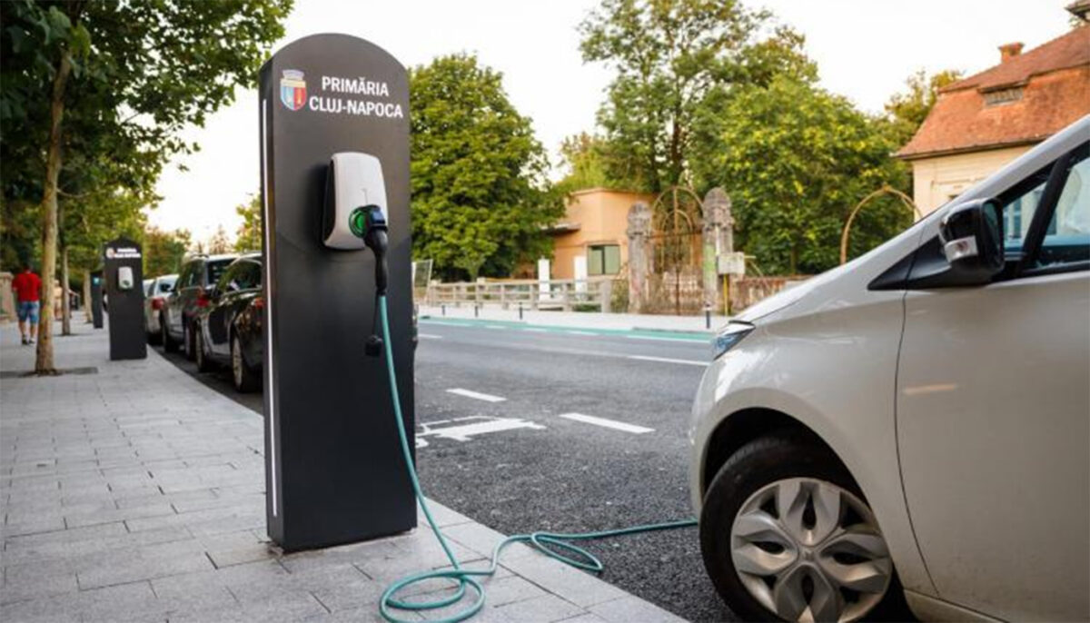 Imagine Stire Câți lei a fost obligat să plătească un șofer din Cluj, după ce și-a încărcat mașina electrică la o stație a Primăriei | 2review.ro