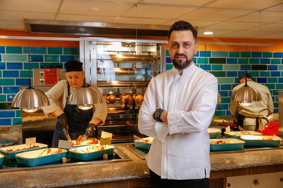 Imagine Stire Secretul unui jurat „Chefi la cuțite” a ieșit la suprafață! Pentru cine a gătit Orlando Zaharia înainte de a semna cu Antena 1 | 2review.ro