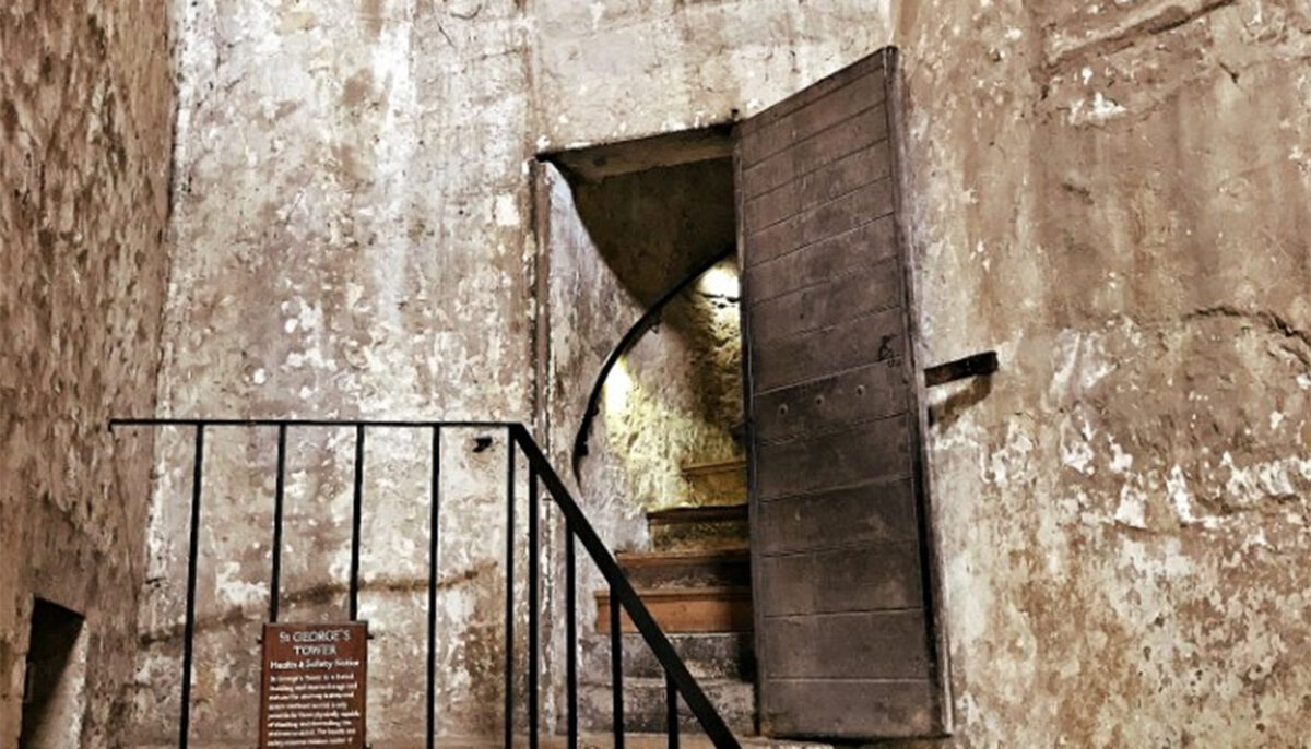 Detaliul ireal din această fotografie, realizată de un turist, accidental, pe scările Castelului Oxford