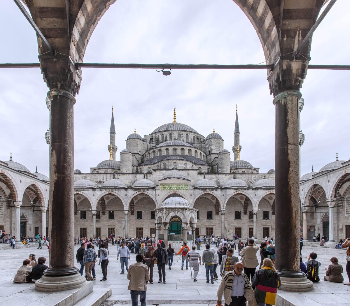 Imagine Stire Atac terorist în Istanbul. Cel puțin o persoană a decedat în timpul unei slujbe dintr-o biserică italiană | 2review.ro