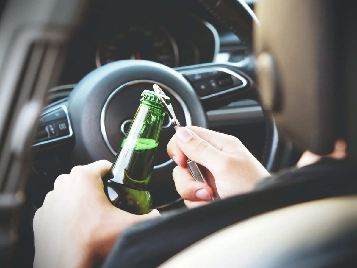Nuntă cu peripeții la Buzău! După câteva pahare de alcool, o femeie a furat duba lăutarilor și a făcut accident. Unde a fost găsită la scurt timp