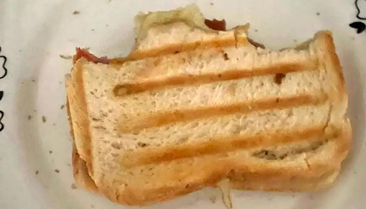 Motivul bizar pentru care acest sandwich mâncat pe jumătate a fost scos la licitație pentru 1.300.000 $