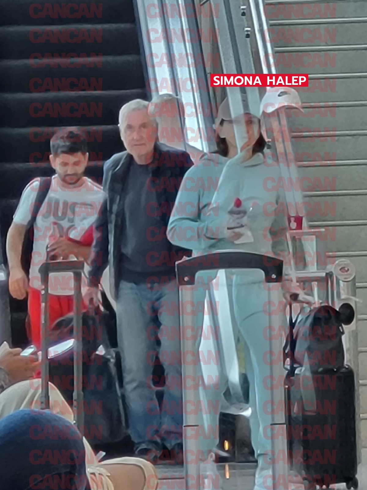 Simona Halep, pe aeroportul din Dubai, alături de tatăl ei și de fizioterapeut