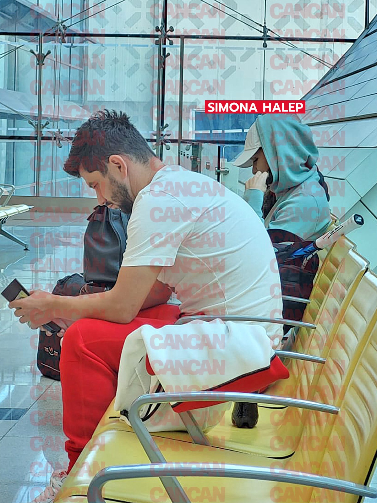 Simona Halep, camuflată pe aeroport
