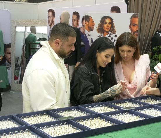 Roxana Vancea și Dragoș își aleg verighetele pentru cununie 