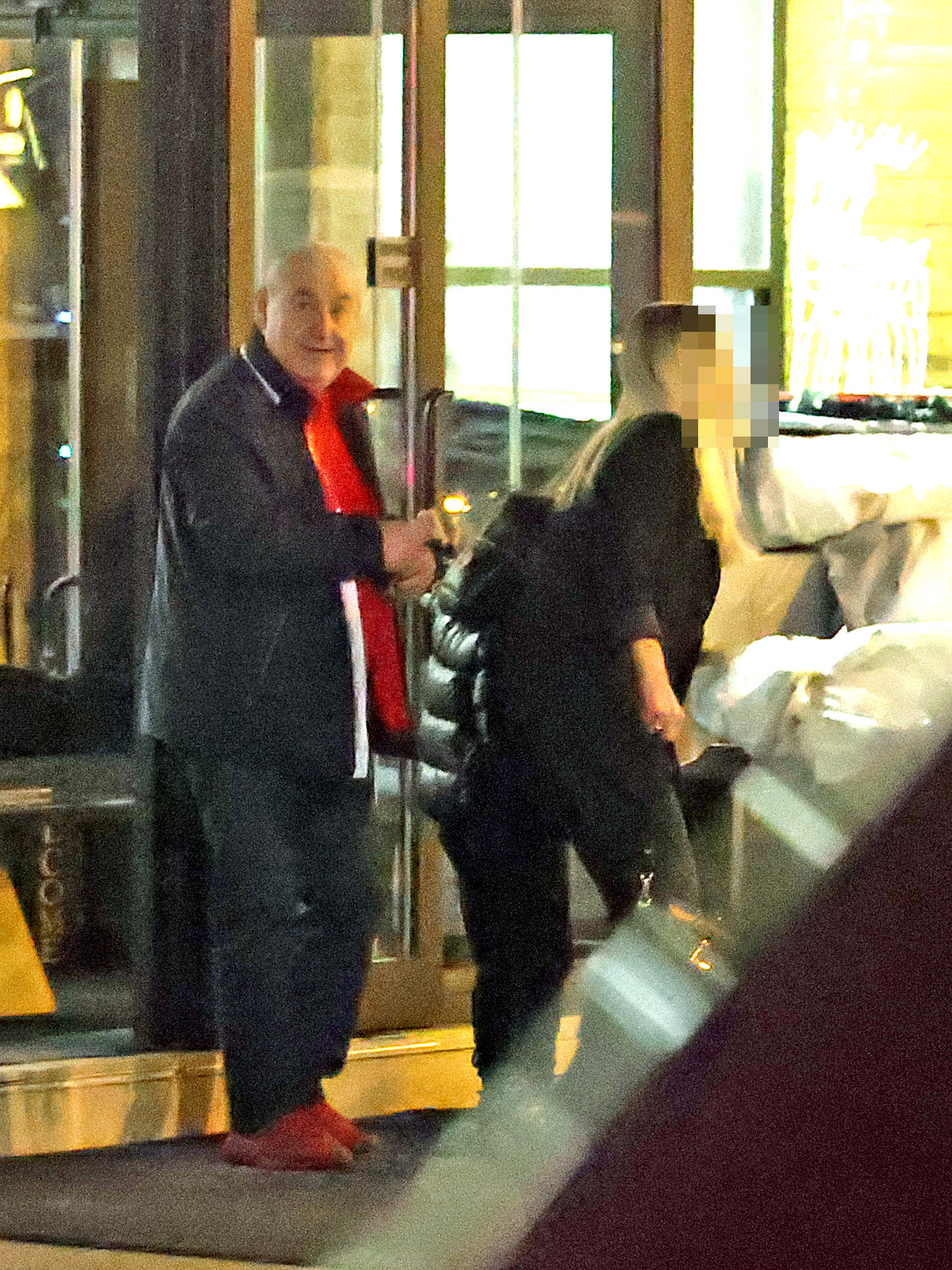 Dorin Cocoș părăsește restaurantul (Foto: CANCAN.RO)