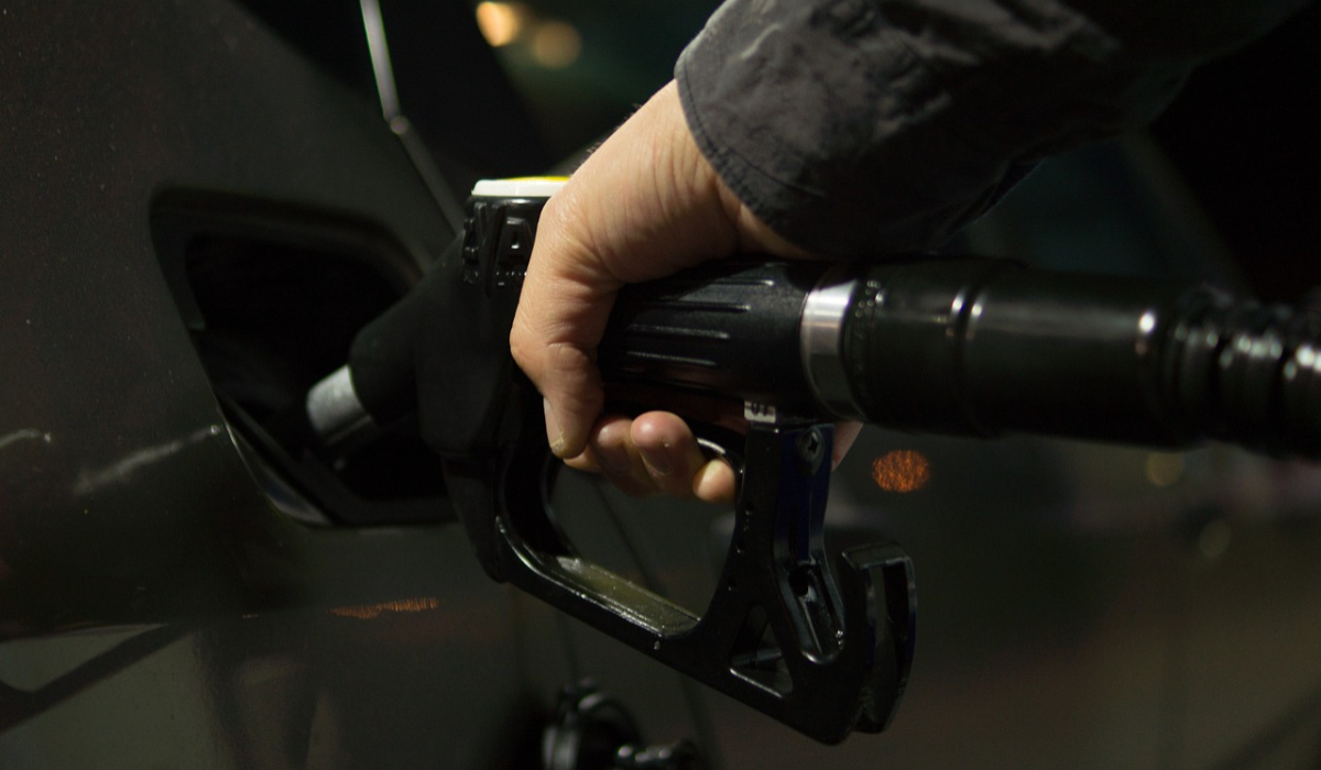 Ce se întâmplă, de fapt, cu mașina ta când pui benzină premium în rezervor. Specialiștii explică mitul consumului de carburant