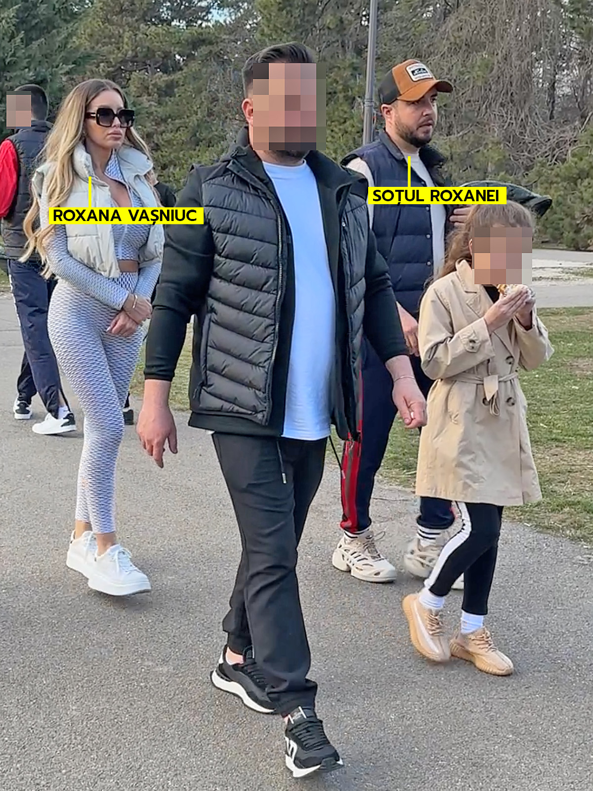 Roxana Vașniuc, alături de soțul ei, fetița și niște prieteni la o plimbare