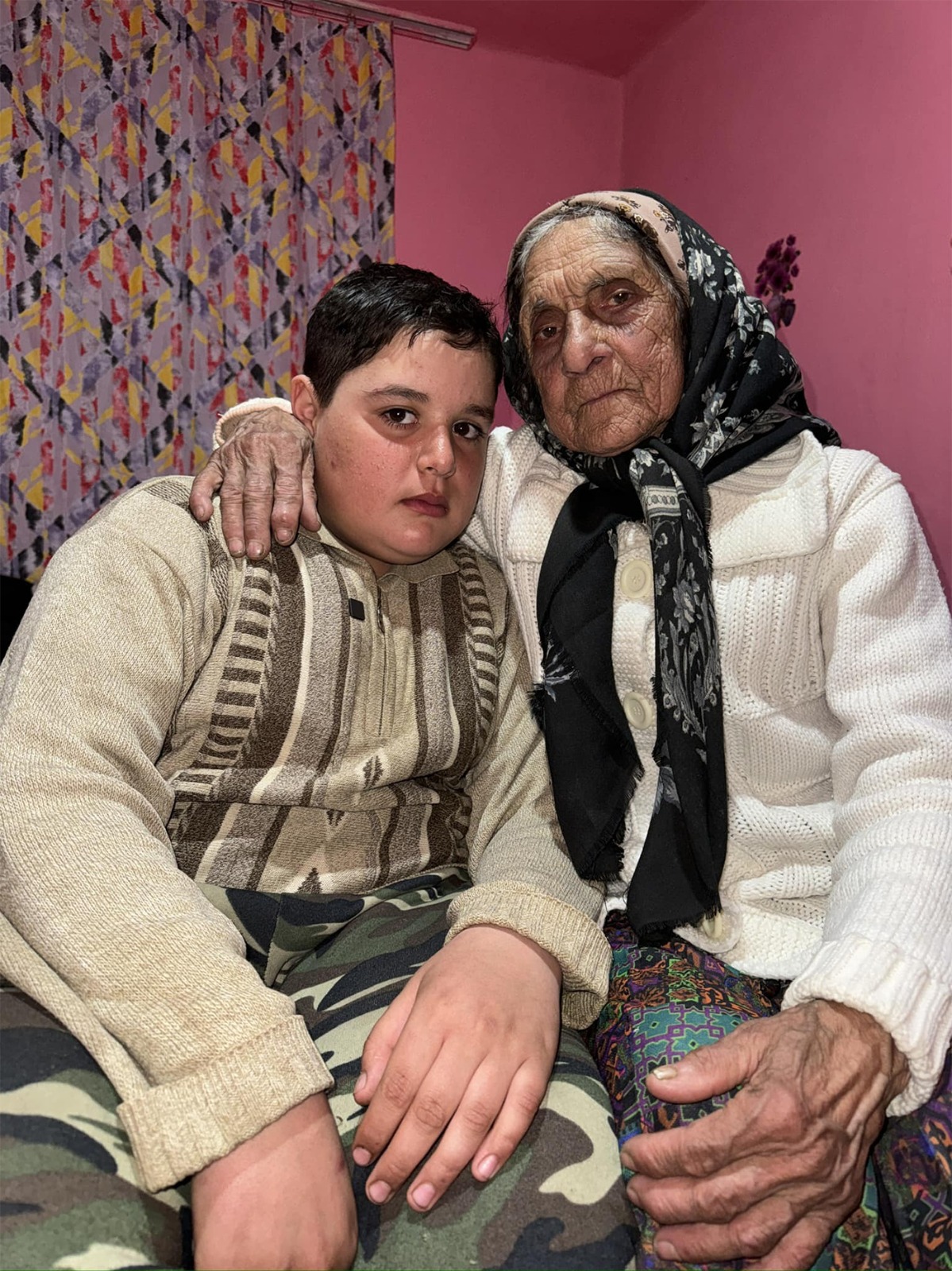 Povestea dramatică a doamnei Maria și a lui Dănuț. Cum a ajuns pensionara sa își crească strănepotul, singură