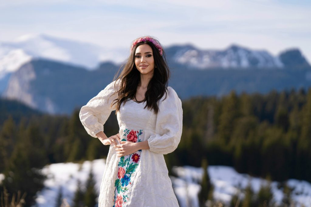 Imagine Stire Jessie Baneș a lansat o nouă piesă patriotică! Artista a avut parte de numeroase peripeții la filmările clipului | 2review.ro