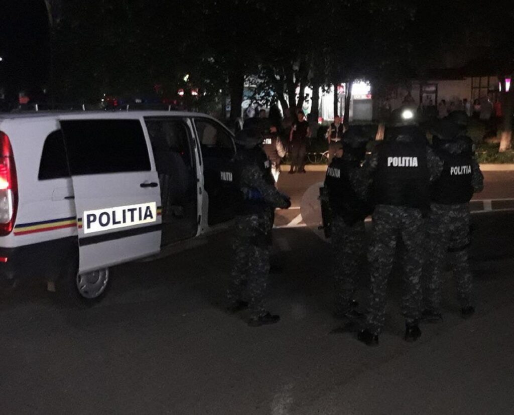 Dragobete special la Botoșani. Clanurile rivale și-au dat întâlnire să se “pupe” cu ciocane și răngi
