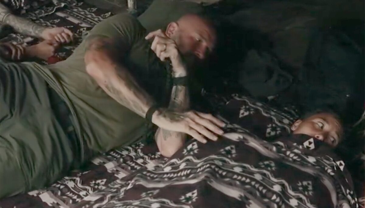 Imagine Stire De ce dorm Ștefania Stănilă și Cătălin Zmărăndescu unul lângă altul, la Survivor. Jador i-a dat de gol | 2review.ro