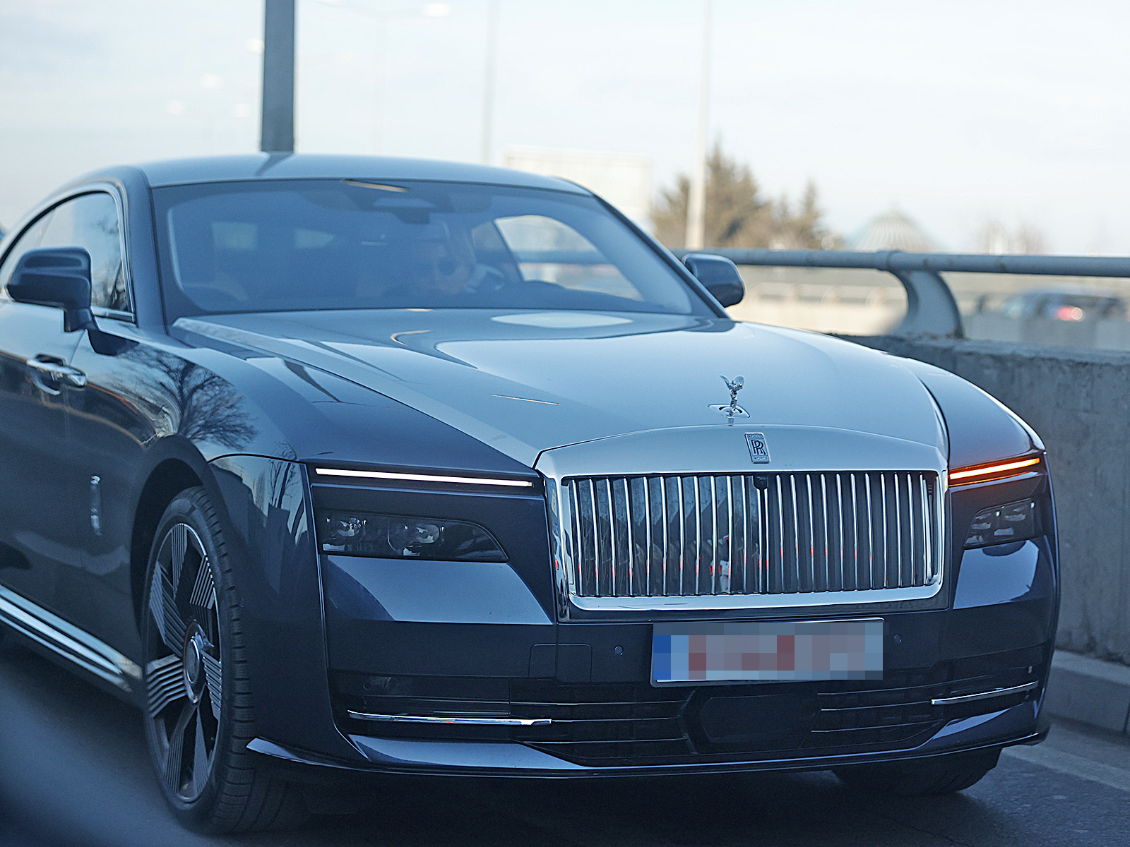 Doamna Purcari conduce al doilea Rolls Royce Spectre din România