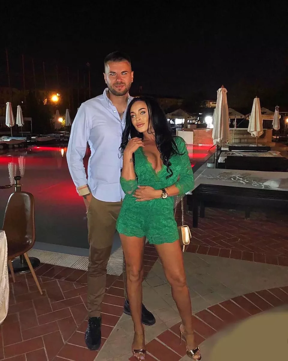 Imagine Stire Despărțire oficială în showbiz după ce a fost dată afară din casă. Soția vedetei a pus punct! | 2review.ro