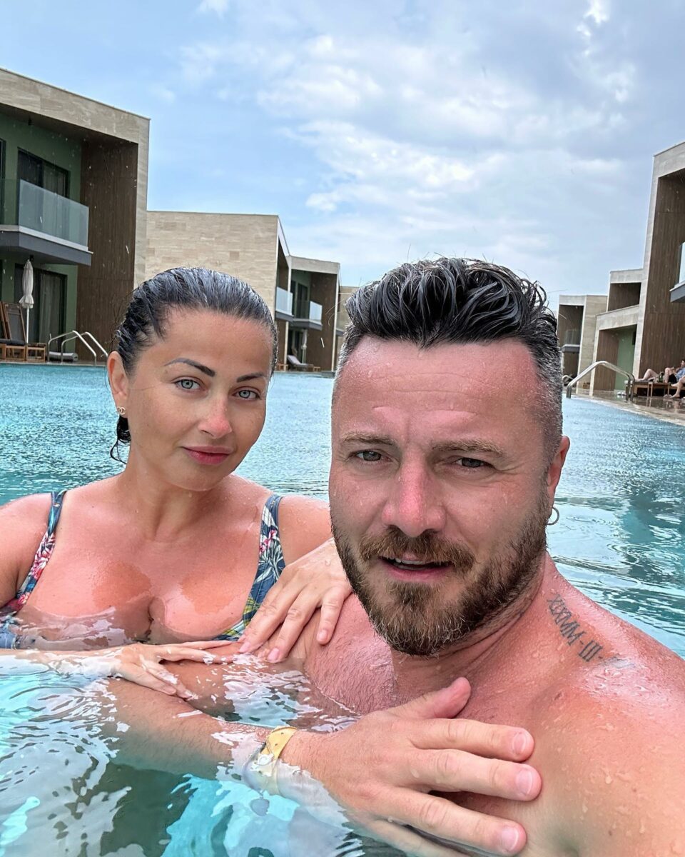 Imagine Stire Gabriela Cristea l-a dat „dispărut” pe Tavi Clonda, în aeroport. Unde ar fi fost artistul: „A agățat o gagică” | 2review.ro