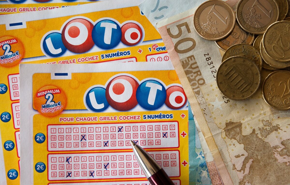 Imagine Stire O româncă a câștigat jumătate de milion de euro la LOTO, după ce a ieșit împreună cu soțul să bea o cafea la un bar | 2review.ro