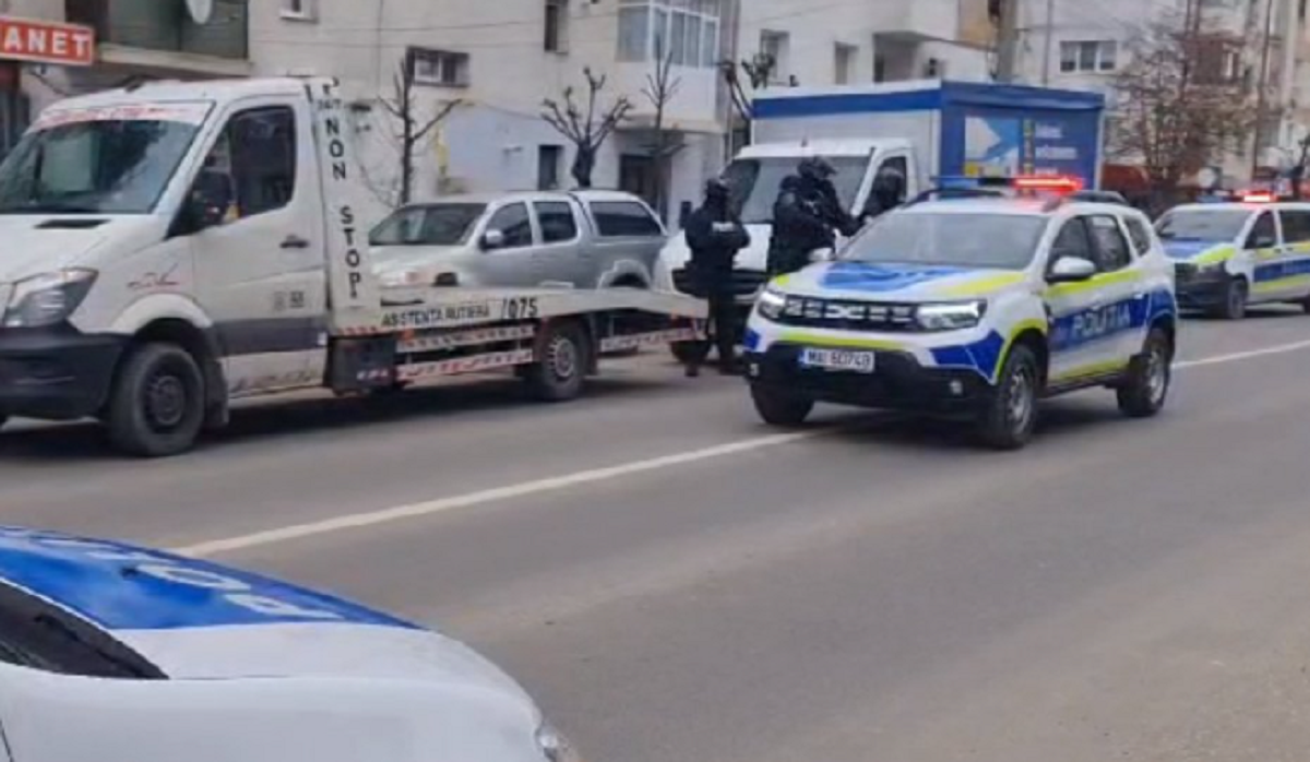 Dragobete special la Botoșani. Clanurile rivale și-au dat întâlnire să se “pupe” cu ciocane și răngi Dragobete special la Botoșani. Clanurile rivale și-au dat întâlnire să se “pupe” cu ciocane și răngi