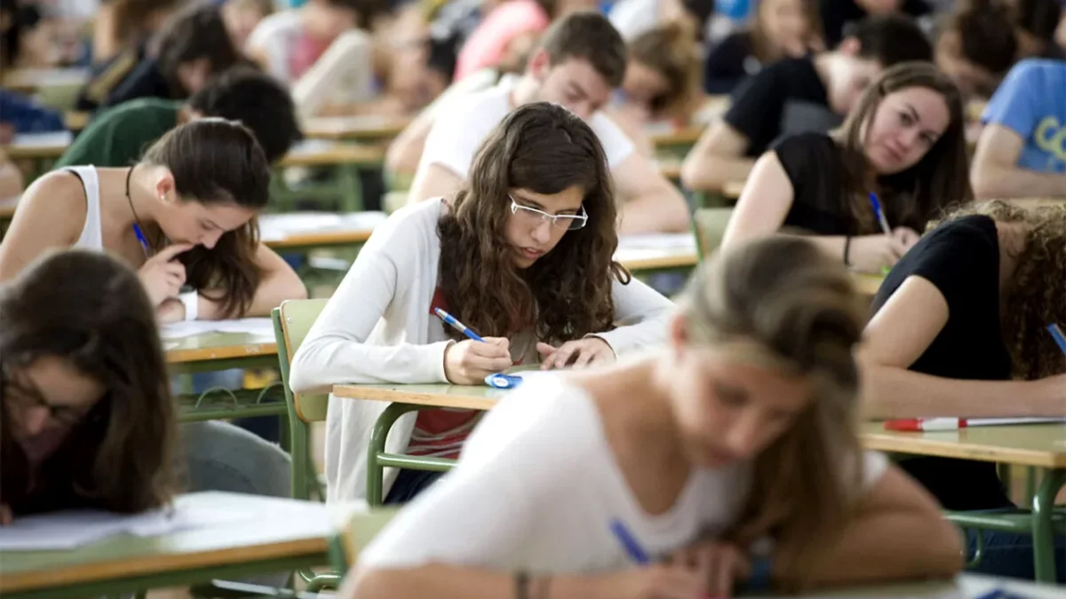 Imagine Stire Românii nu mai dau BAC-ul! Prezenţa la examenul de Bacalaureat a scăzut incredibil în ultimii 12 ani | 2review.ro