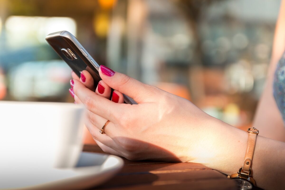 Ireal! O femeie din Alba a rămas fără 16.000 de lei după ce a primit un simplu mesaj pe telefon