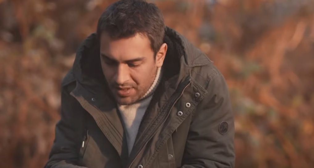 Imagine Stire FOTO / Drama prin care a trecut un cunoscut actor turc. Și-a pierdut părinții când avea doar 16 ani | 2review.ro