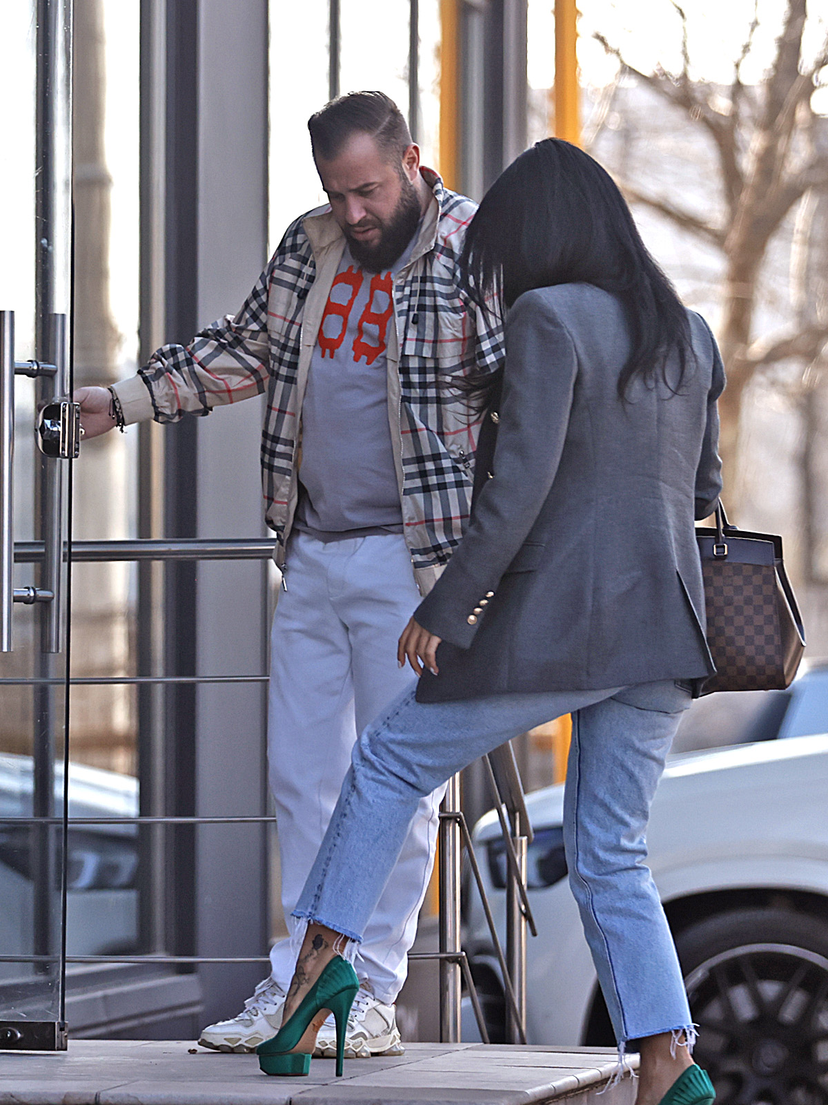 Andrei Neacșu, ”amețit” de tocurile brunetei de lângă el