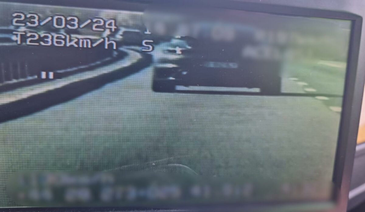 Polițiștii au oprit pe autostrada A1 un bolid care circula cu 236 km/h. Nu le-a venit să creadă când au văzut cine era