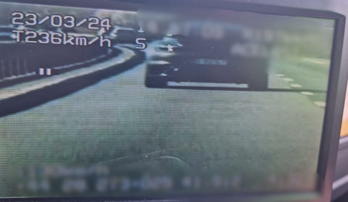 Imagine Stire Polițiștii au oprit pe autostrada A1 un bolid care circula cu 236 km/h. Nu le-a venit să creadă când au văzut cine era | 2review.ro