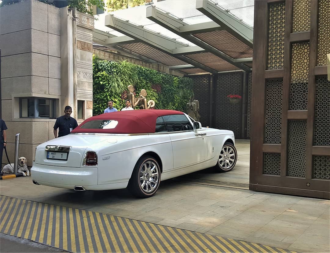 Mukesh Ambani deține un Rolls Royce Phantom Drophead Coupe de peste 300.000 de dolari