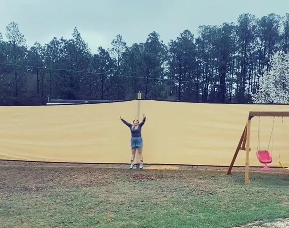 Gardul impreovizat, sursa: The Sun