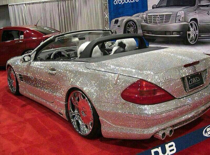 Soția miliardarului conduce un Mercedes SL cu 300.000 de diamante 