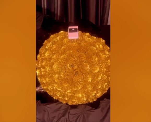 Hamude a cerut-o pe Mădălina cu un buchet de 101 trandafiri aurii