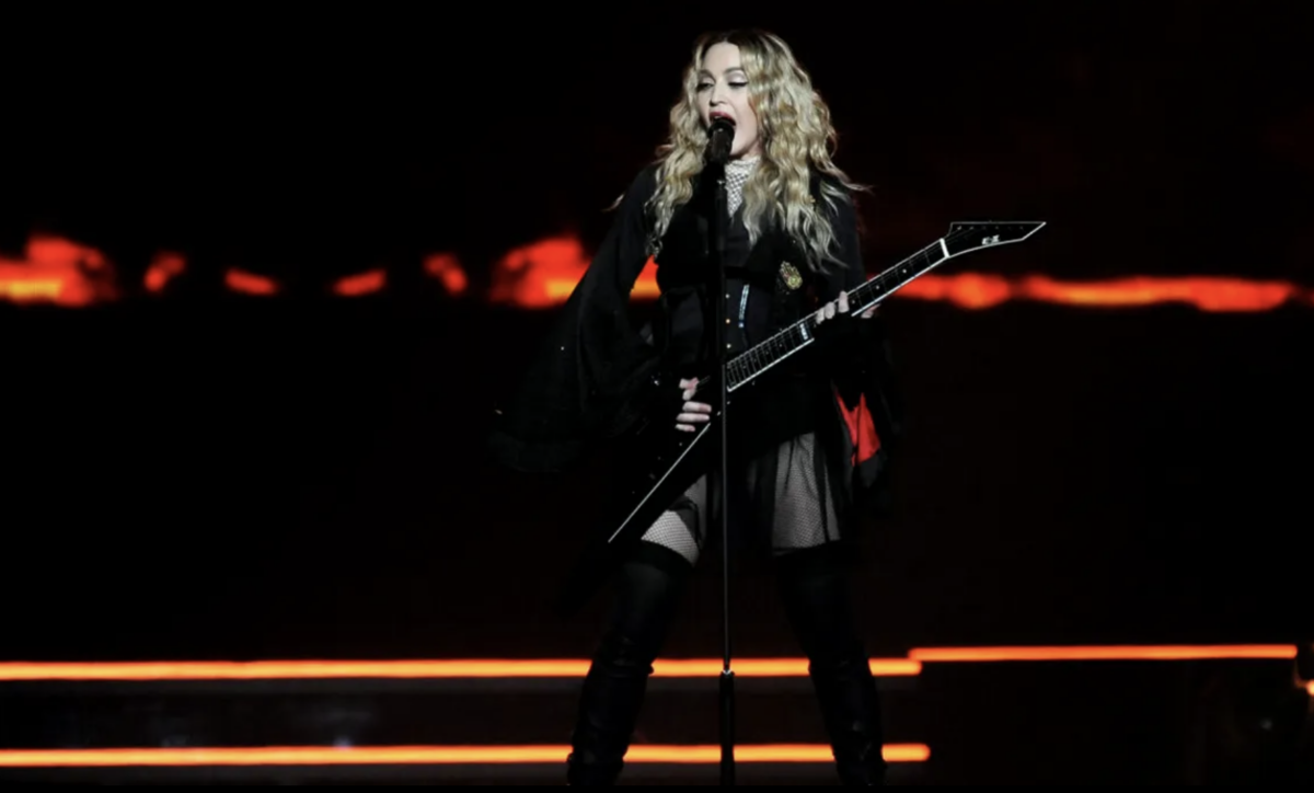 Imagine Stire Madonna a făcut o gafă uriașă la concertul din Los Angeles. Cântăreața i-a cerut unui fan să se ridice în picioare, chiar dacă acesta era imobilizat. Iată cum a reacționa artista când a văzut! | 2review.ro