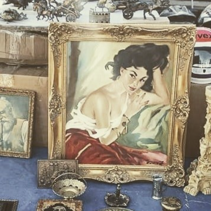 Tablouri puse la vânzare în târg. Sursă foto: Facebook