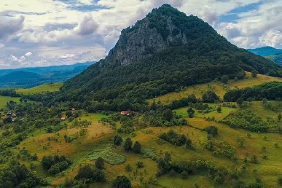 Cheile Tăii, locul magic din România care te duce cu gândul la Egipt. Primăvara provoacă un joc de culori fascinant