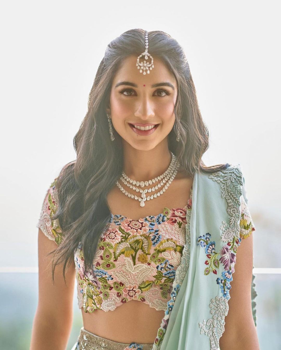 Viitoarea mireasă a strălucit în prima zi a petrecerii