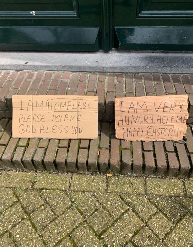Pancarta pusă de un cerșetor român pe o stradă din Olanda / Foto: Instagram
