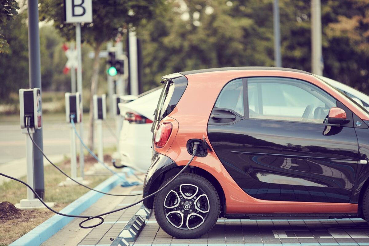 Taxă specială pentru o categorie de șoferi! Cum doresc autoritățile să îi taxeze pe șoferii care au mașini electrice