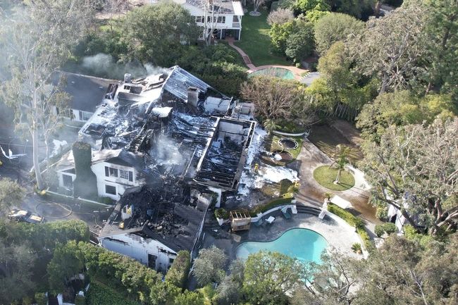 Vila Carei distrusă de incendiu. Sursa: The Independent