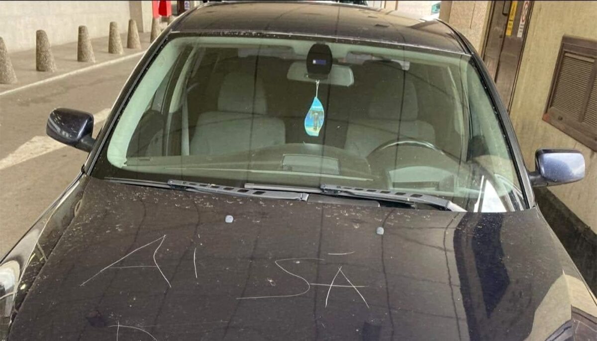 Ce mesaj a primit un șofer din Iași, zgâriat pe capota BMW-ului său: „Ai să..”