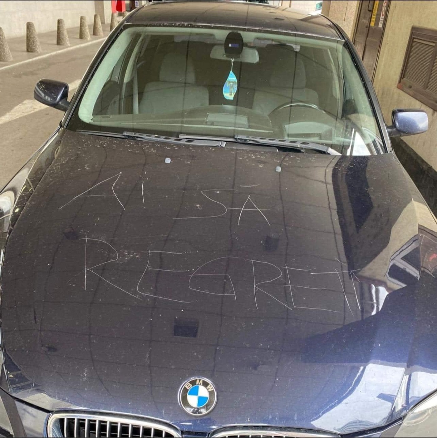 Ce mesaj a primit un șofer din Iași, zgâriat pe capota BMW-ului său: 