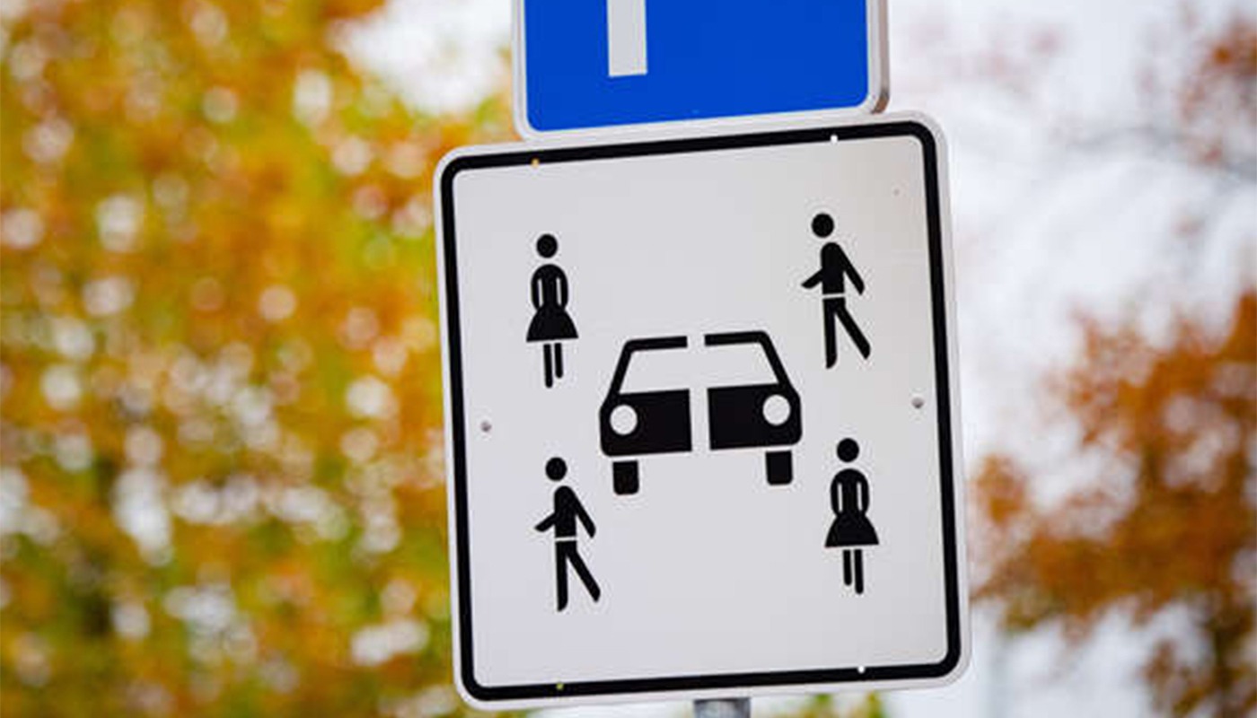 Puțini șoferi știu ce înseamnă acest indicator rutier alb, cu o mașină ...