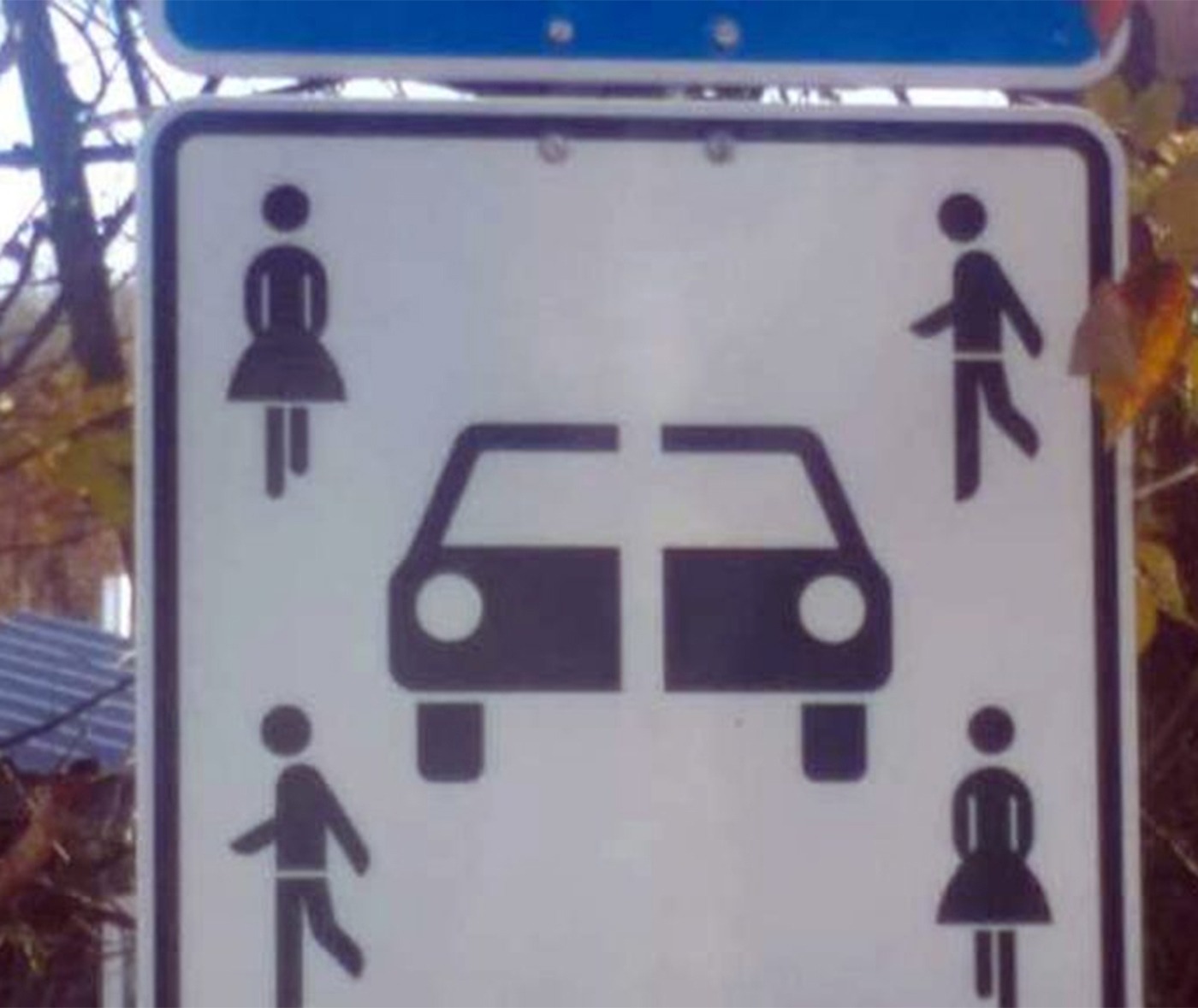 Puțini șoferi știu ce înseamnă acest indicator rutier alb, cu o mașină neagră, tăiată. Unde poate fi întâlnit și ce trebuie să faci