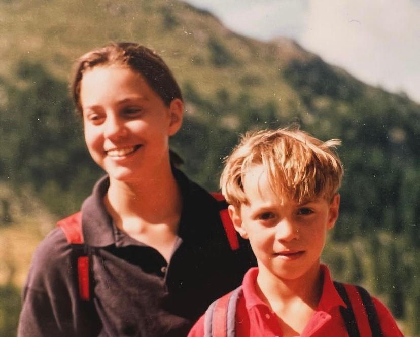 Kate și fratele ei James când erau mici. Sursa: Instagram
