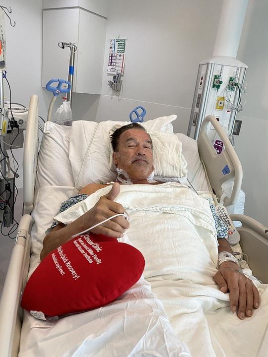 Arnold Schwarzenegger în spital. Sursa: DailyMail