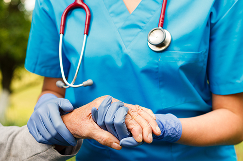 Ce salariu va avea o asistentă medicală în 2024, după măriri. Surpriză: medicii, mai puţini bani în plus decât infirmierii
