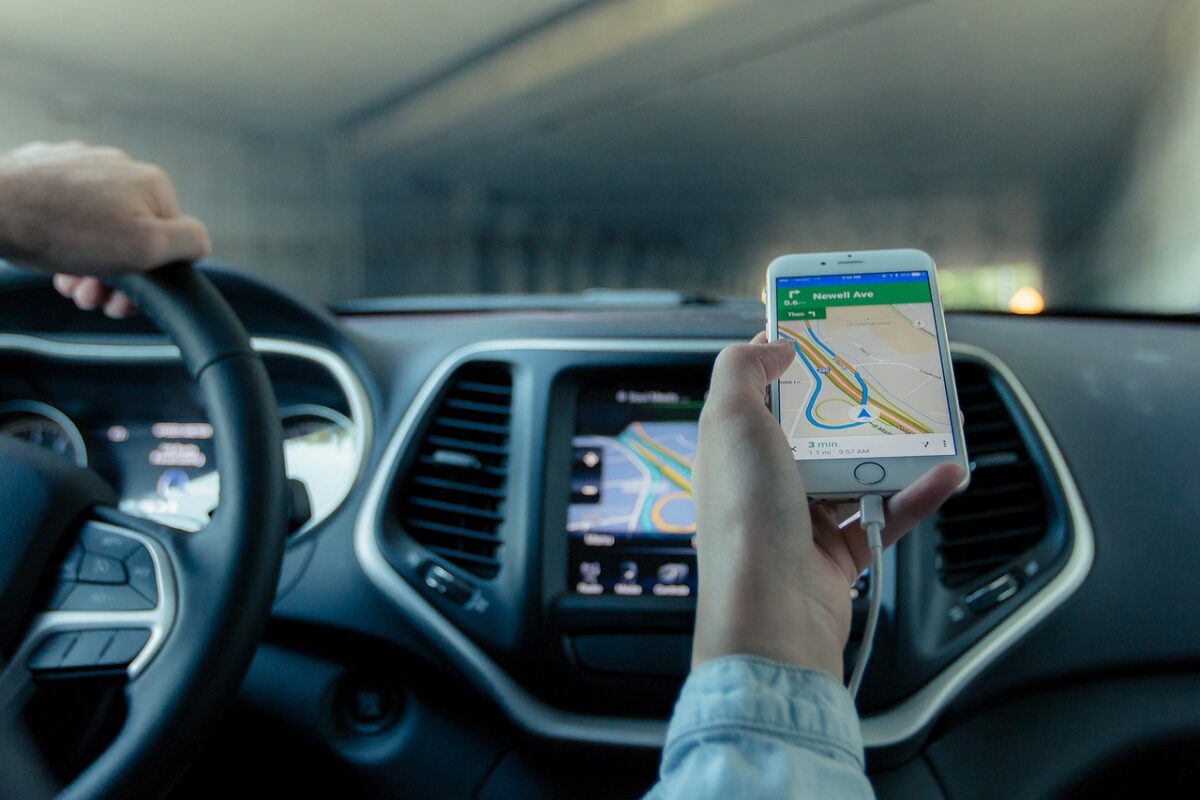 Adio, Waze și Google Maps! Un român a dat lumea peste cap cu noua aplicație, Atlas Navi. Care sunt beneficiile celor care o folosesc