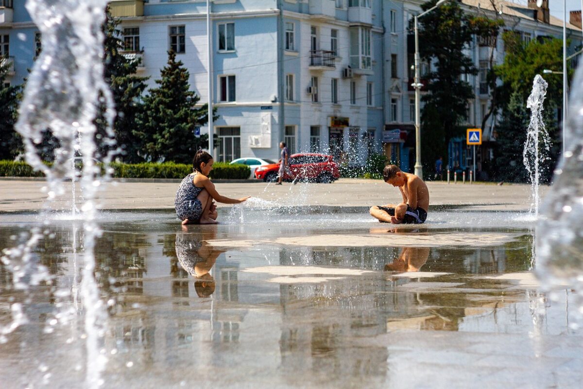 După frig, ne lovește canicula! Ultima prognoză meteo, valabilă pentru sâmbătă și duminică, devine o sperietoare pentru organismul nostru