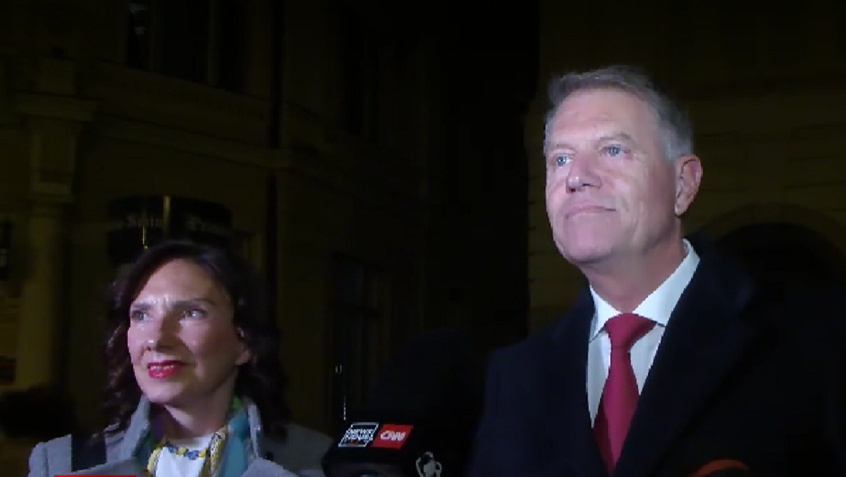 Cum a venit îmbrăcată Carmen Iohannis la slujba de Înviere din Sibiu. Prima Doamnă a României a atras toată atenția